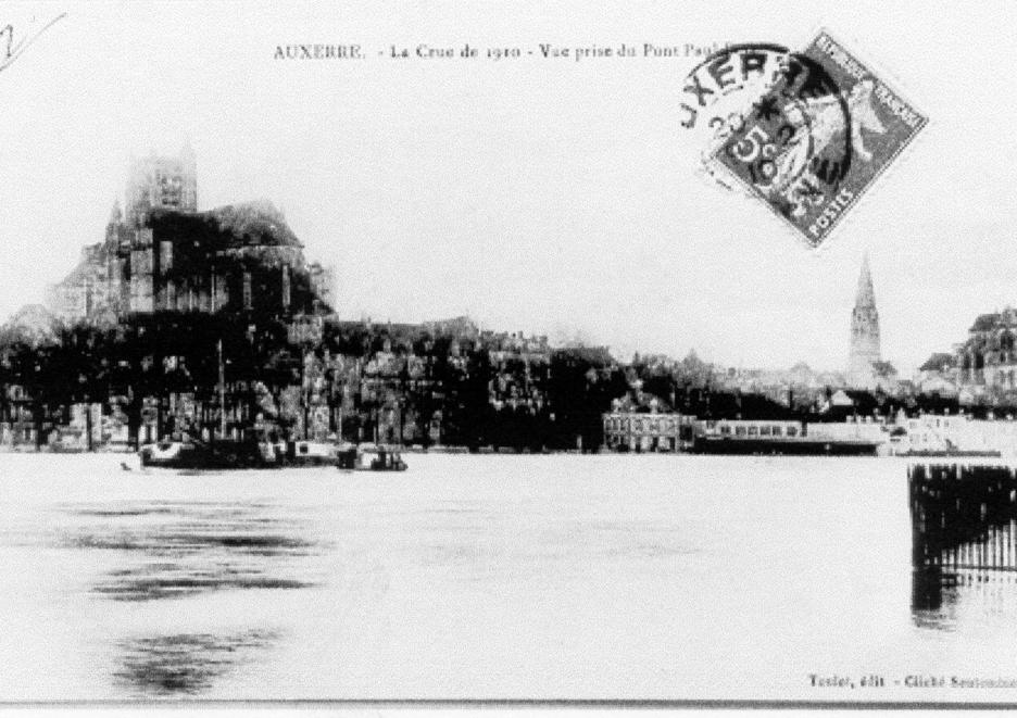 Crue de l'Yonne, en janvier 1910, à Auxerre, vue du pont Paul Bert, dans l'Yonne