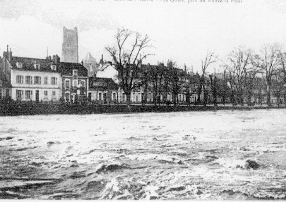 Crue de l'Yonne, en janvier 1910, à Auxerre, les quais, dans l'Yonne