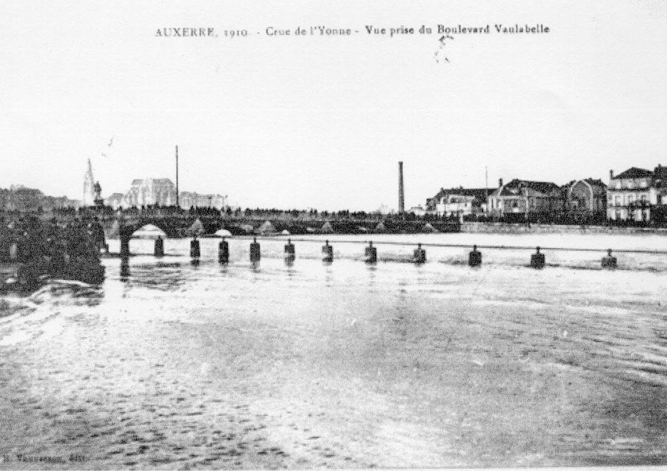 Crue de l'Yonne, en janvier 1910, à Auxerre, vue du boulevard Vaulabelle, dans l'Yonne