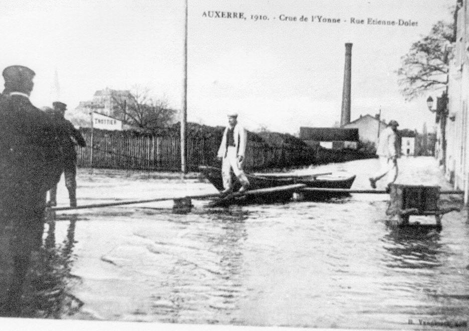 Crue de l'Yonne, en janvier 1910, à Auxerre, rue Etienne Dolet, dans l'Yonne