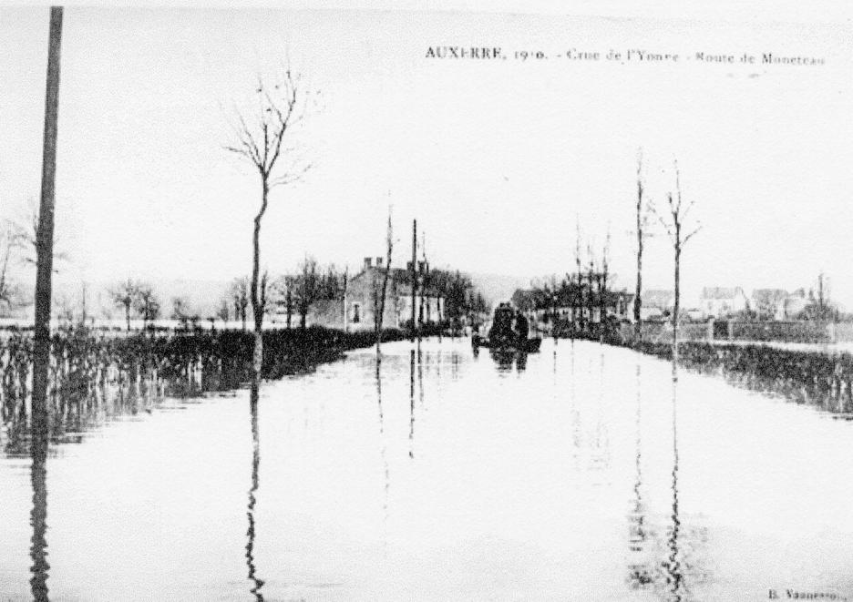 Crue de l'Yonne, en janvier 1910, à Auxerre, route de Monéteau, dans l'Yonne