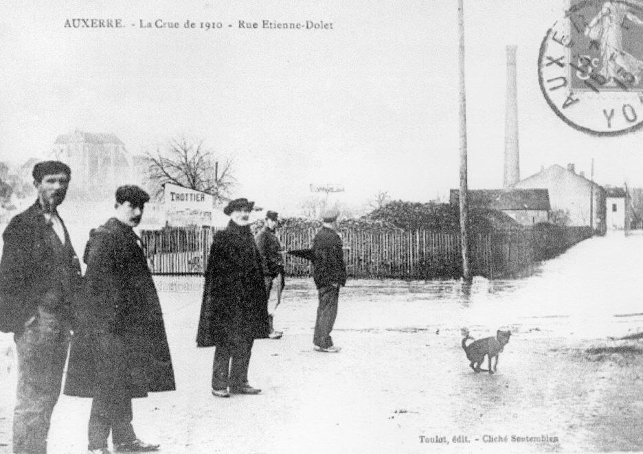 Crue de l'Yonne, en janvier 1910, à Auxerre, rue Etienne Dolet, dans l'Yonne