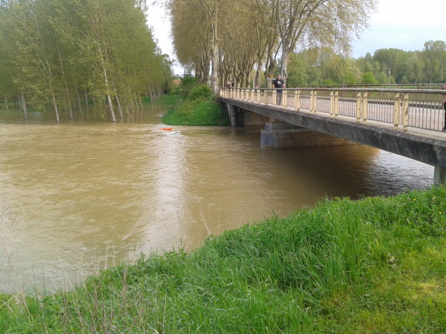 Crue du Serein, en mai 2013, à Beaumont, pont sur la D5 , dans l'Yonne