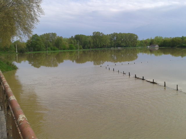 Crue du Serein, en mai 2013, à Beaumont, pont sur la RD 5, dans l'Yonne