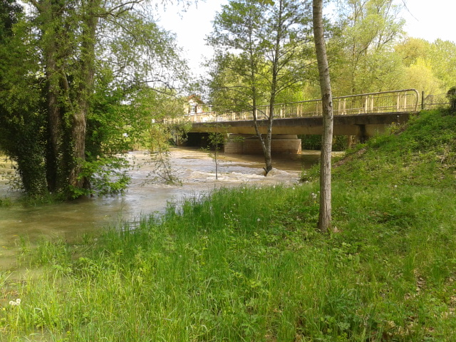 Crue du Serein, en mai 2013, à Beaumont, pont sur la RD 5, dans l'Yonne