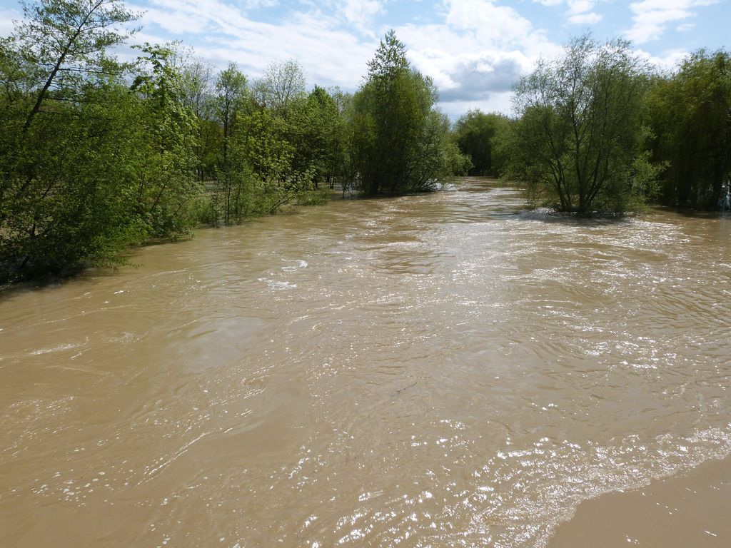 Crue de l'Armançon, en mai 2013, à Brienon sur Armançon, pont sur la route d'Auxerre, D 84, dans l'Yonne