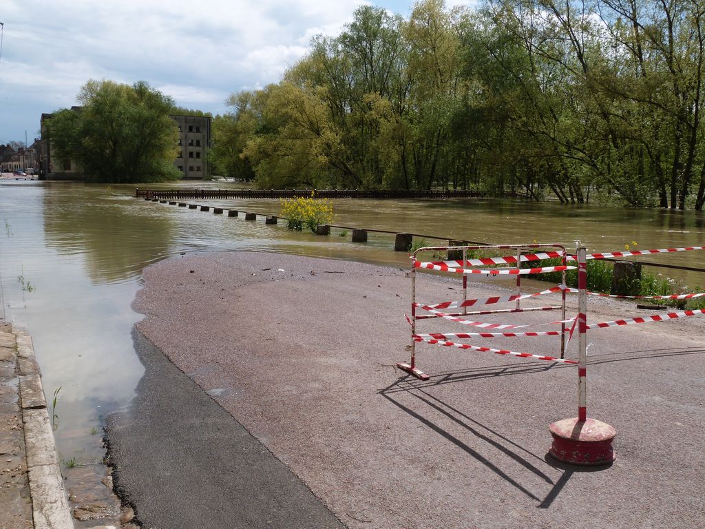 Crue de l'Armançon, en mai 2013, à Brienon sur Armançon, quai d'Auxerre, dans l'Yonne