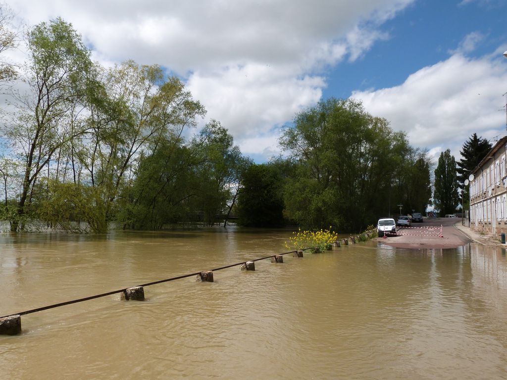 Crue de l'Armançon, en mai 2013, à Brienon sur Armançon, quai d'Auxerre, dans l'Yonne