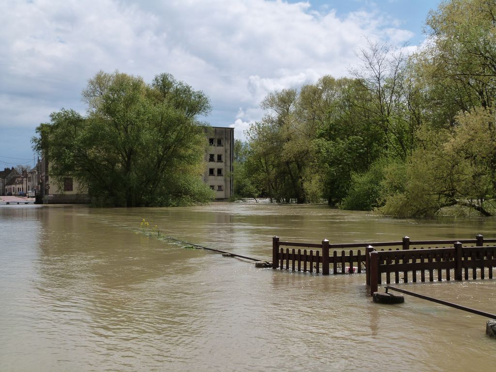 Crue de l'Armançon, en mai 2013, à Brienon sur Armançon, quai d'Auxerre, dans l'Yonne