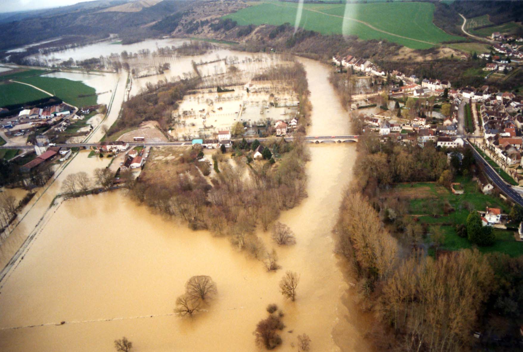 Crue de l'Yonne, en mars 2001, à Deux-Rivières, commune déléguée de Cravant, dans l'Yonne