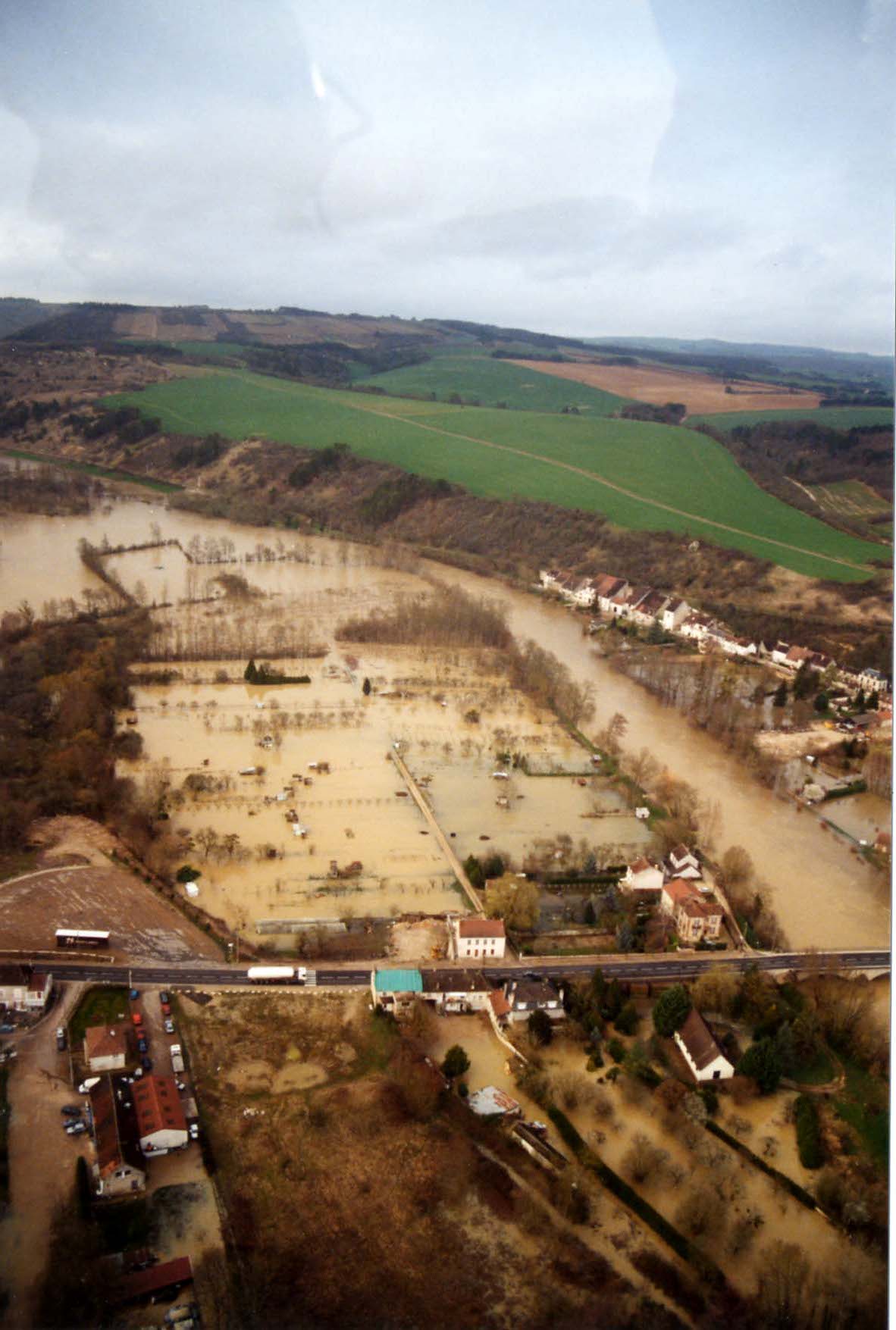 Crue de l'Yonne, en mars 2001, à Deux-Rivières, commune déléguée de Cravant, dans l'Yonne