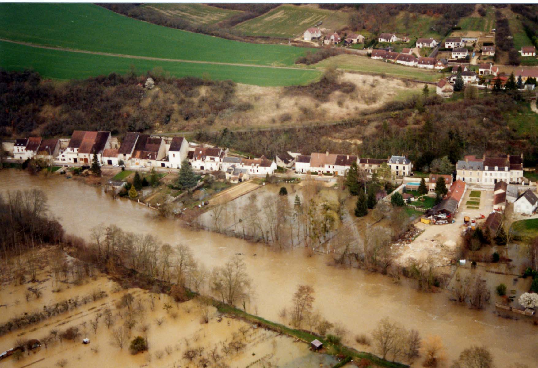 Crue de l'Yonne, en mars 2001, à Deux-Rivières, commune associée de Cravant, dans l'Yonne