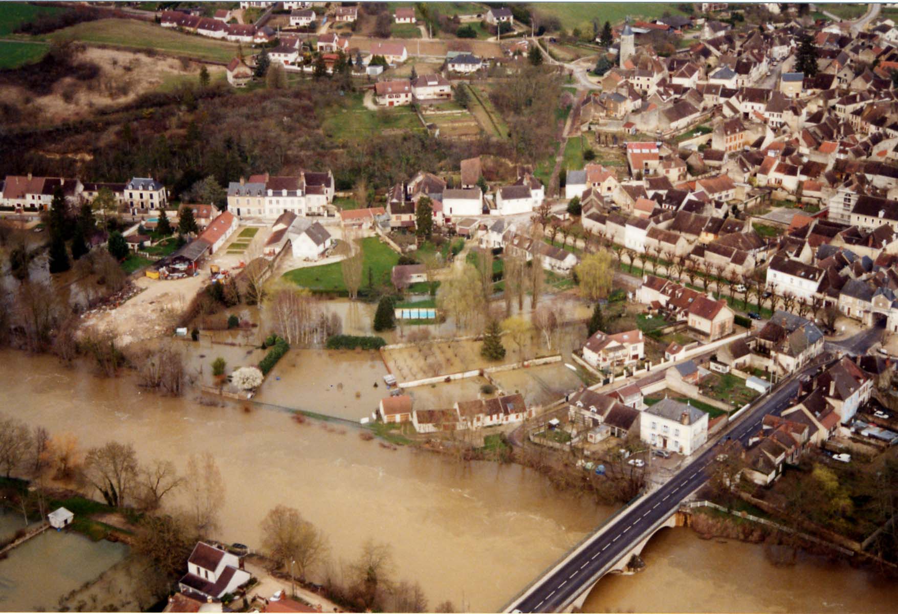 Crue de l'Yonne, en mars 2001, à Deux-Rivières, commune déléguée de Cravant, dans l'Yonne