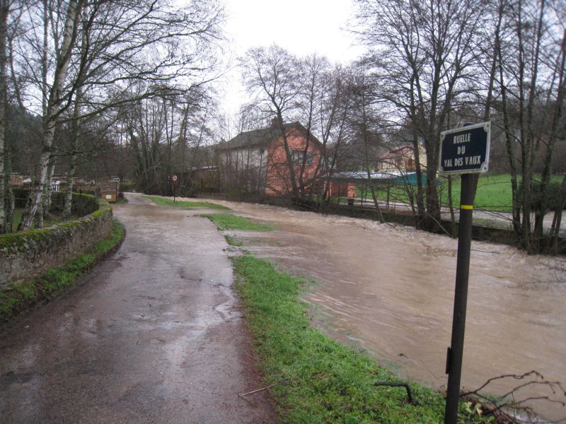 Crue du Cousin, en décembre 2010, à Avallon, ruelle du Val de Vaux, dans l'Yonne