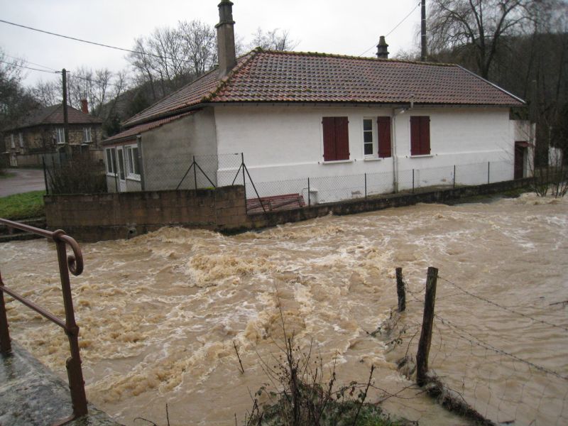 Crue du Cousin, en décembre 2010, à Avallon, route de Magny, dans l'Yonne