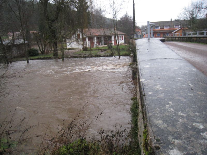 Crue du Cousin, en décembre 2010, à Magny, pont, rue Belgrand, dans l'Yonne