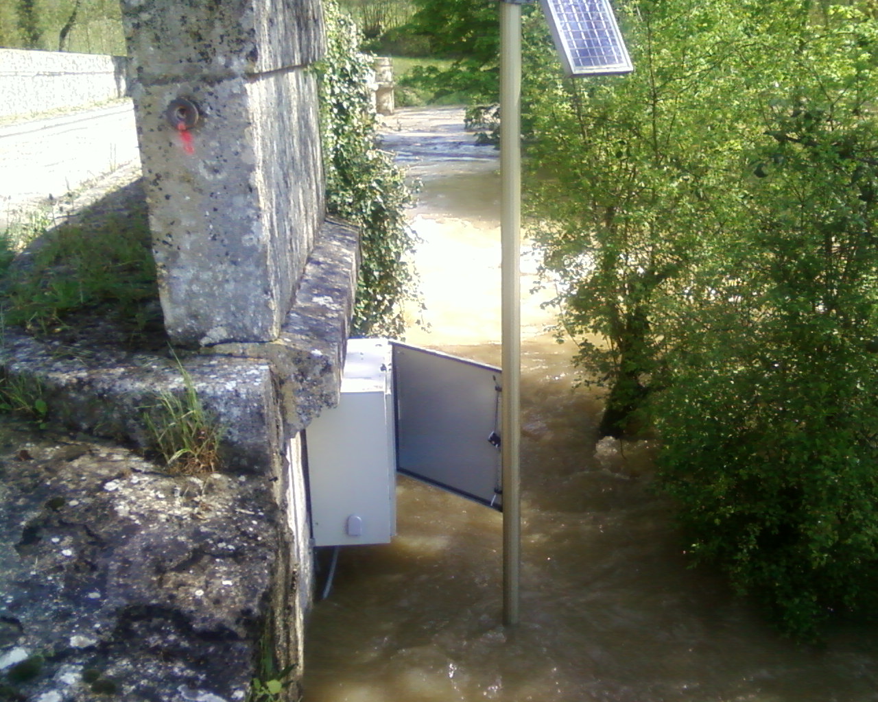 Crue du Serein, en mai 2013, à Dissangis, pont près de la route d'Amorant (RD 86) en direction de Civry sur Serein, dans l'Yonne