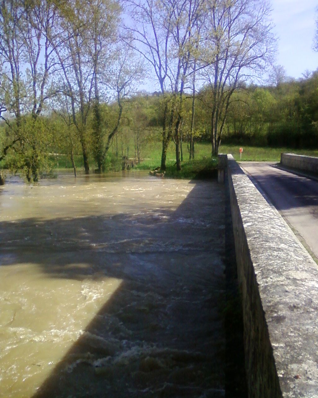 Crue du Serein, en mai 2013, à Dissangis, pont près de la route d'Amorant (RD 86) en direction de Civry sur Serein, dans l'Yonne