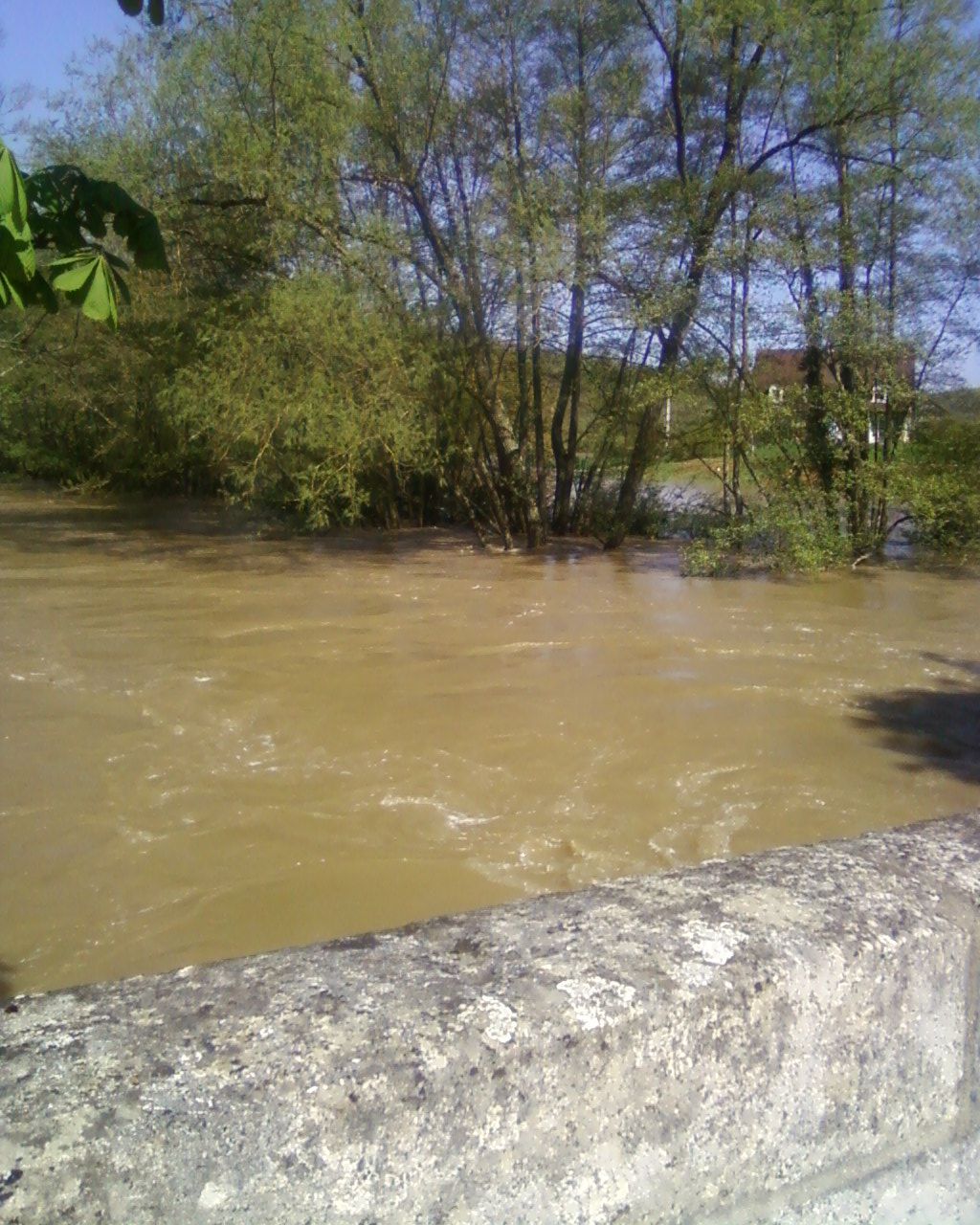 Crue du Serein, en mai 2013, à Dissangis, pont près de la route d'Amorant (RD 86) en direction de Civry sur Serein, dans l'Yonne