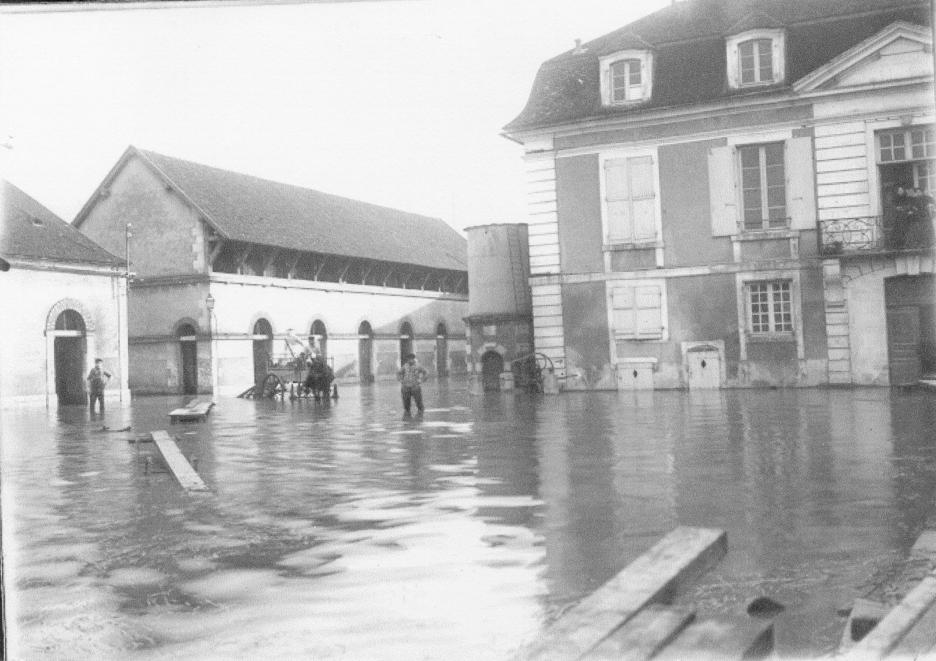 Crue de l'Yonne, en janvier 1910, à Auxerre, dans l'Yonne