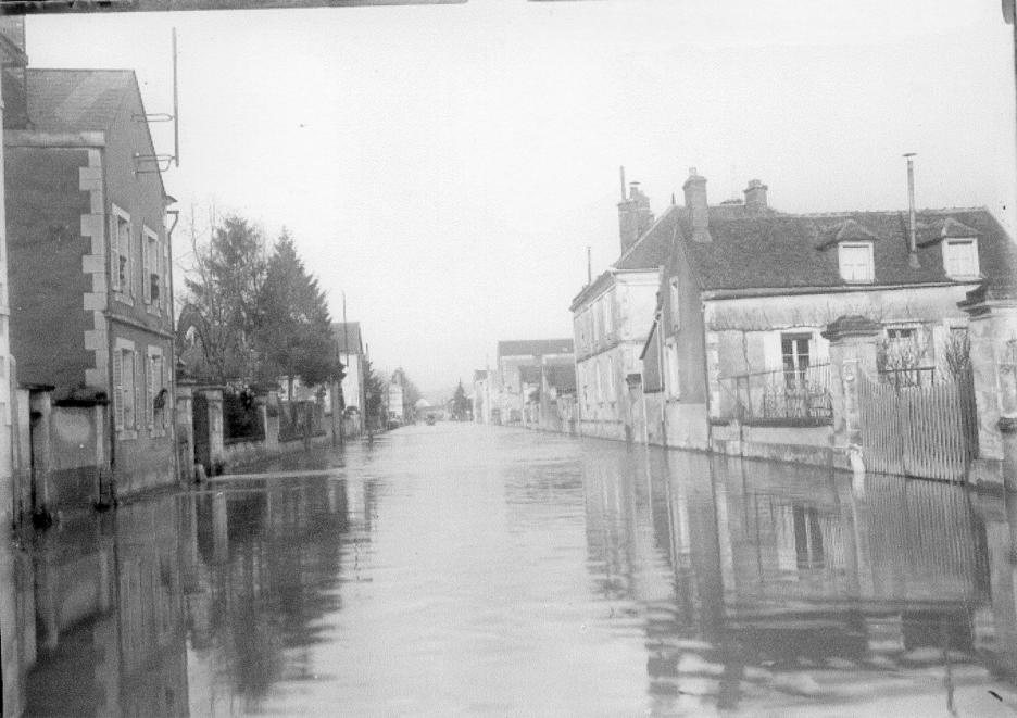 Crue de l'Yonne, en janvier 1910, à Auxerre, dans l'Yonne