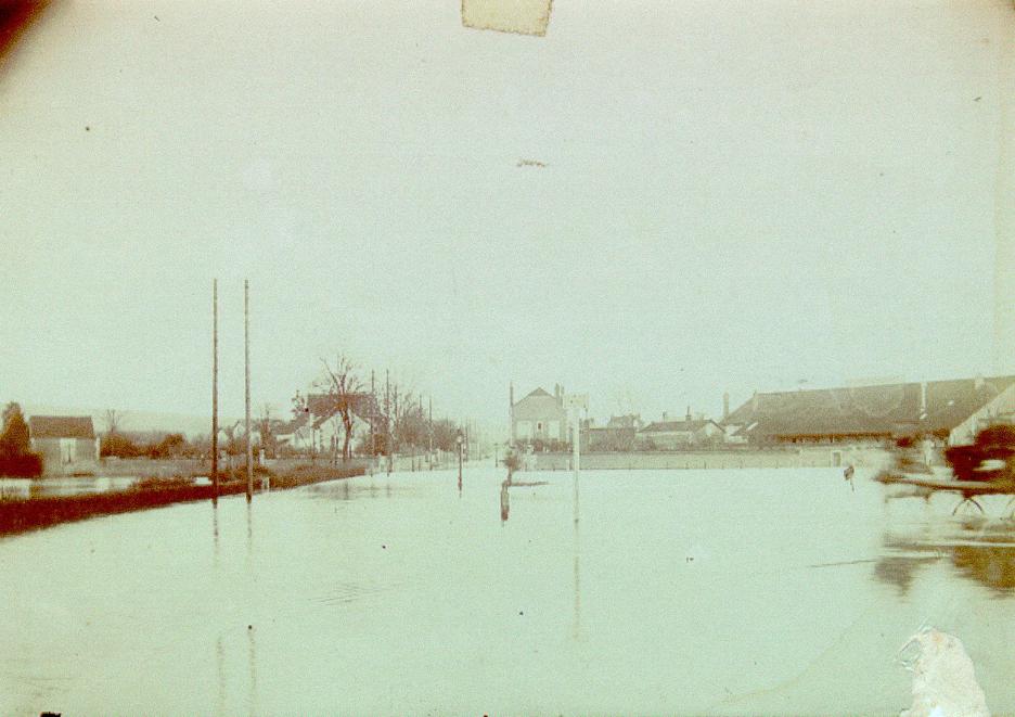 Crue de l'Yonne, en janvier 1910, à Auxerre, dans l'Yonne