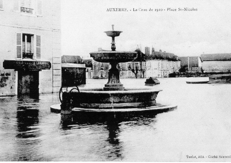 Crue de l'Yonne, en janvier 1910, à Auxerre, place Saint Nicolas, dans l'Yonne