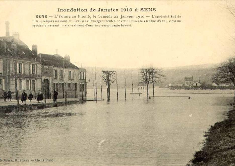 Crue de l'Yonne, en janvier 1910, à Sens, extrémité sud de l'île, dans l'Yonne