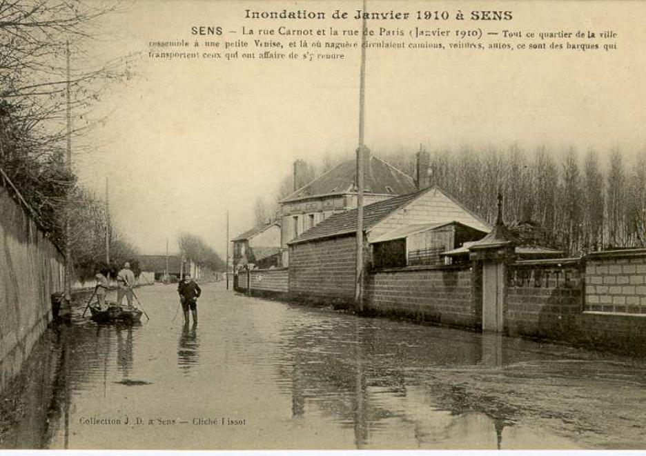 Crue de l'Yonne, en janvier 1910, à Sens, rue Carnot, dans l'Yonne