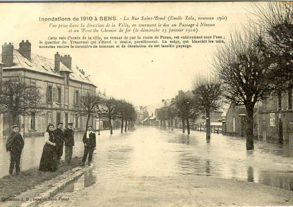 Crue de l'Yonne, en janvier 1910, à Sens, rue Emile Zola, dans l'Yonne