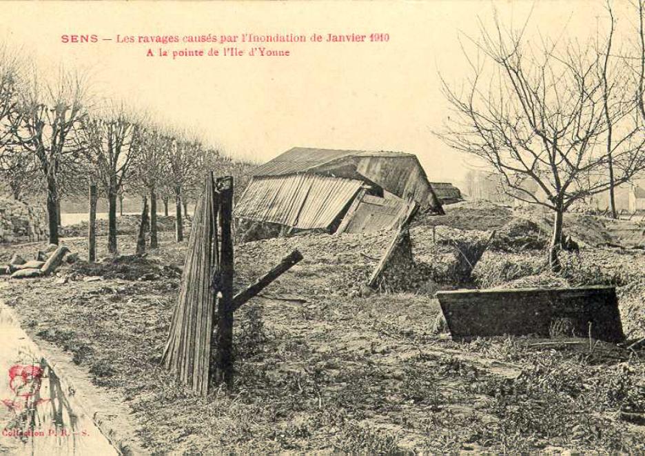 Crue de l'Yonne, en janvier 1910, à Sens, île d'Yonne, dans l'Yonne