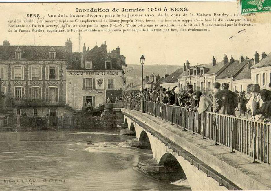 Crue de l'Yonne, en janvier 1910, à Sens, pont au diable, dans l'Yonne