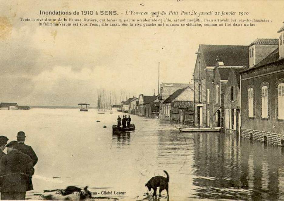 Crue de l'Yonne, en janvier 1910, à Sens, bras de l'Yonne en aval du petit pont, dans l'Yonne