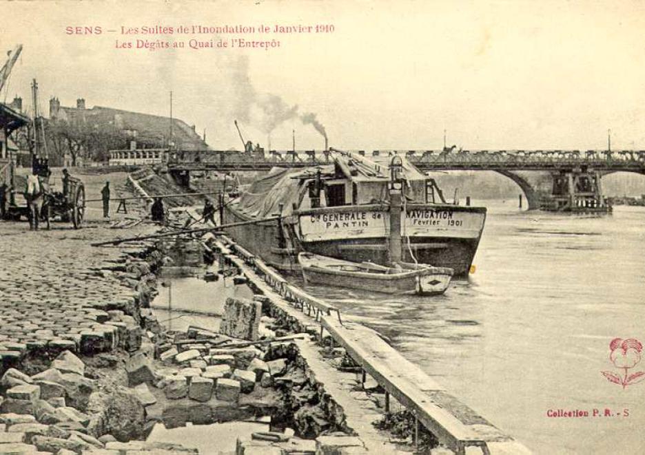 Crue de l'Yonne, en janvier 1910, à Sens, dégâts sur les quais, dans l'Yonne