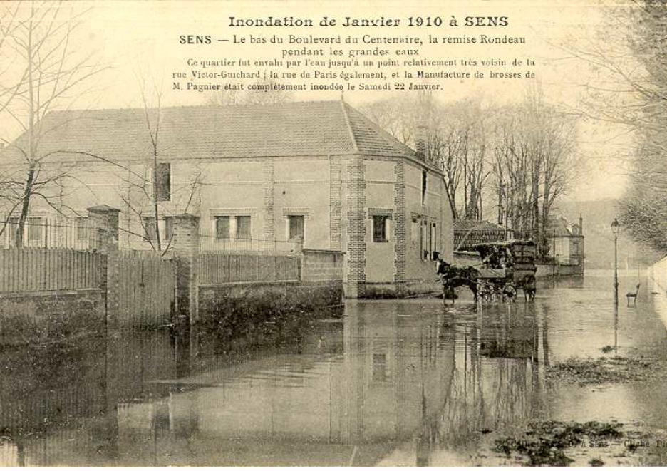 Crue de l'Yonne, en janvier 1910, à Sens, boulevard du Centenaire, dans l'Yonne