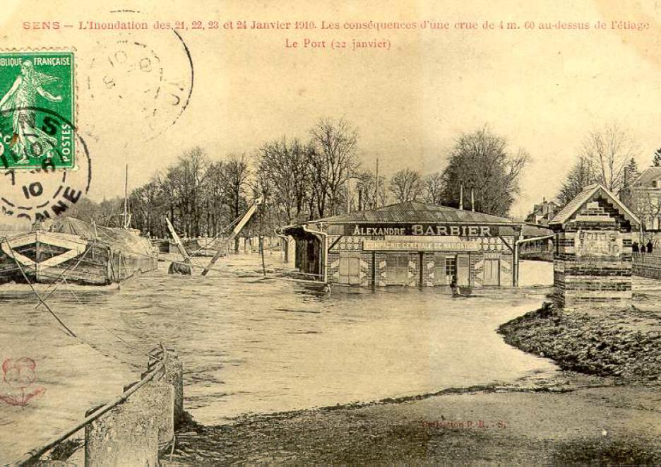 Crue de l'Yonne, en janvier 1910, à Sens, le port, dans l'Yonne