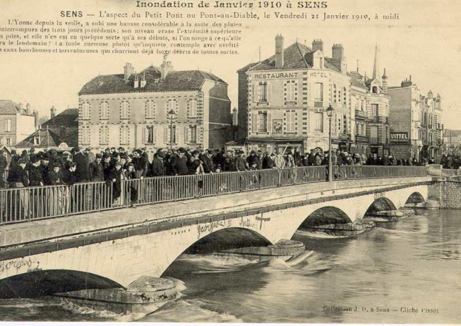 Crue de l'Yonne, en janvier 1910, à Sens, bras de l'Yonne petit pont ou pont du diable, dans l'Yonne