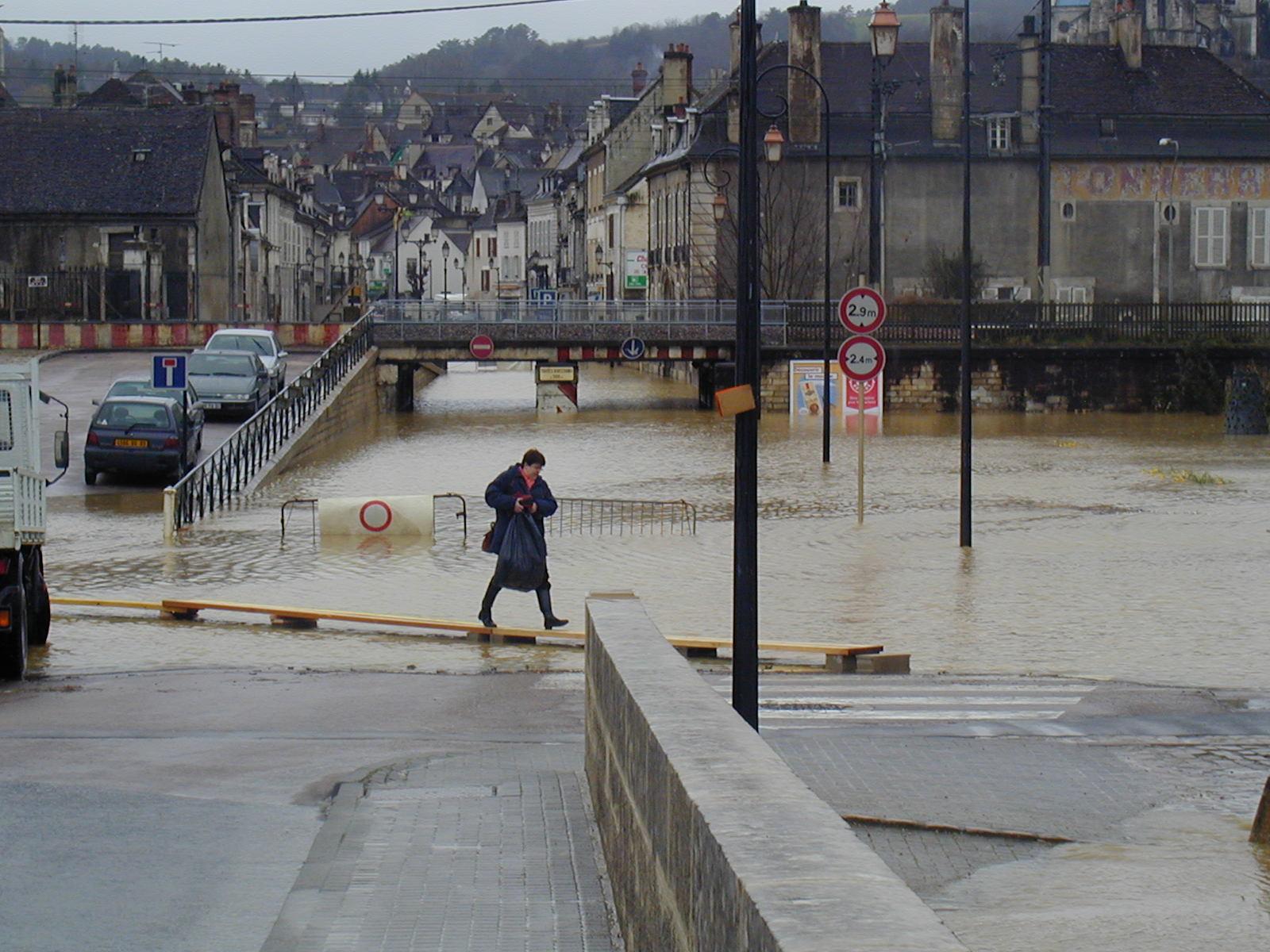 Crue de l'Armançon, en mars 2001, à Tonnerre, rue du pont, dans l'Yonne