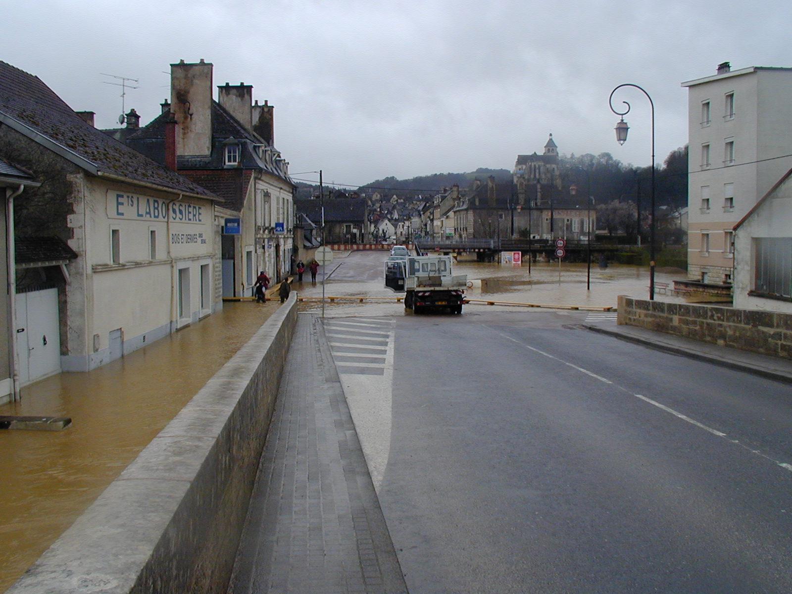 Crue de l'Armançon, en mars 2001, à Tonnerre, rue du pont, dans l'Yonne