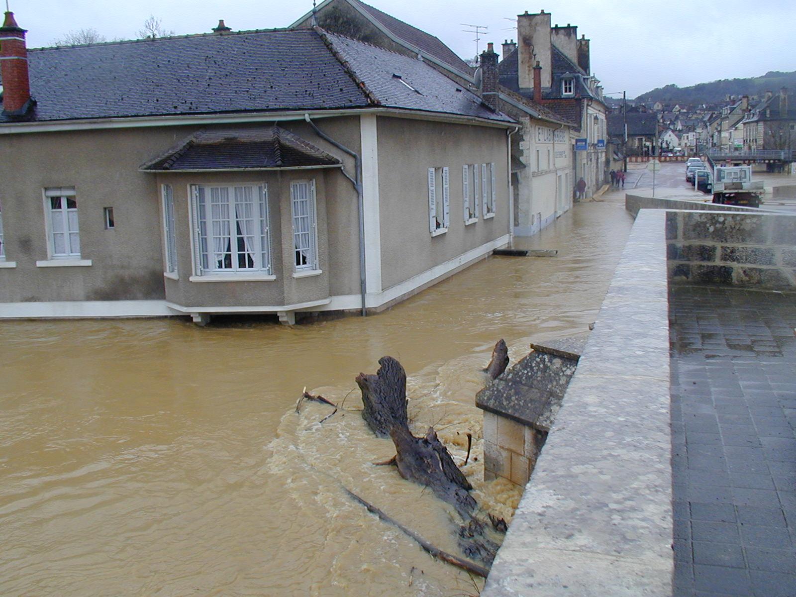 Crue de l'Armançon, en mars 2001, à Tonnerre, rue du pont, dans l'Yonne