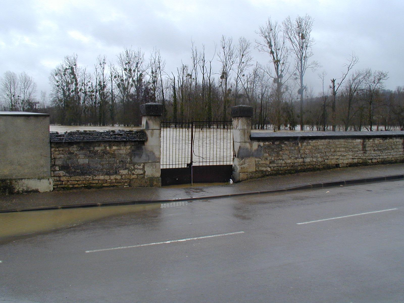 Crue de l'Armançon, en mars 2001, à Tonnerre, avenue Aristide Briand, dans l'Yonne