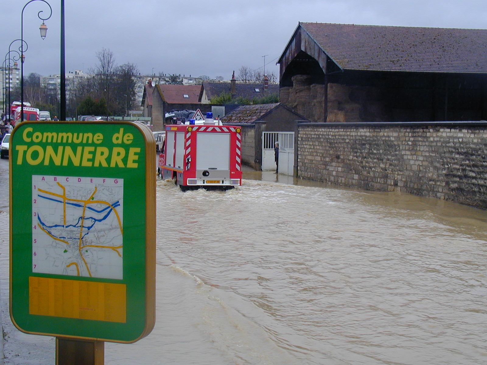 Crue de l'Armançon, en mars 2001, à Tonnerre, avenue Aristide Briand, dans l'Yonne