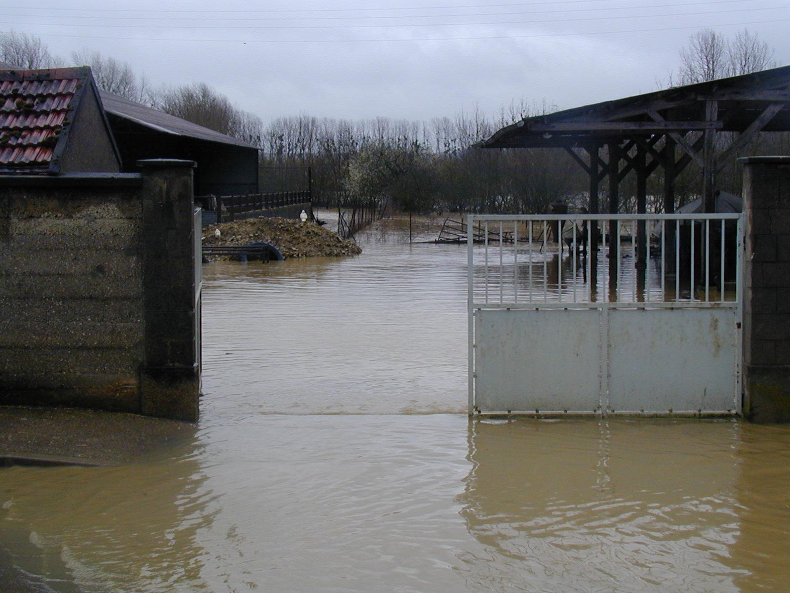 Crue de l'Armançon, en mars 2001, à Tonnerre, avenue Aristide Briand, dans l'Yonne