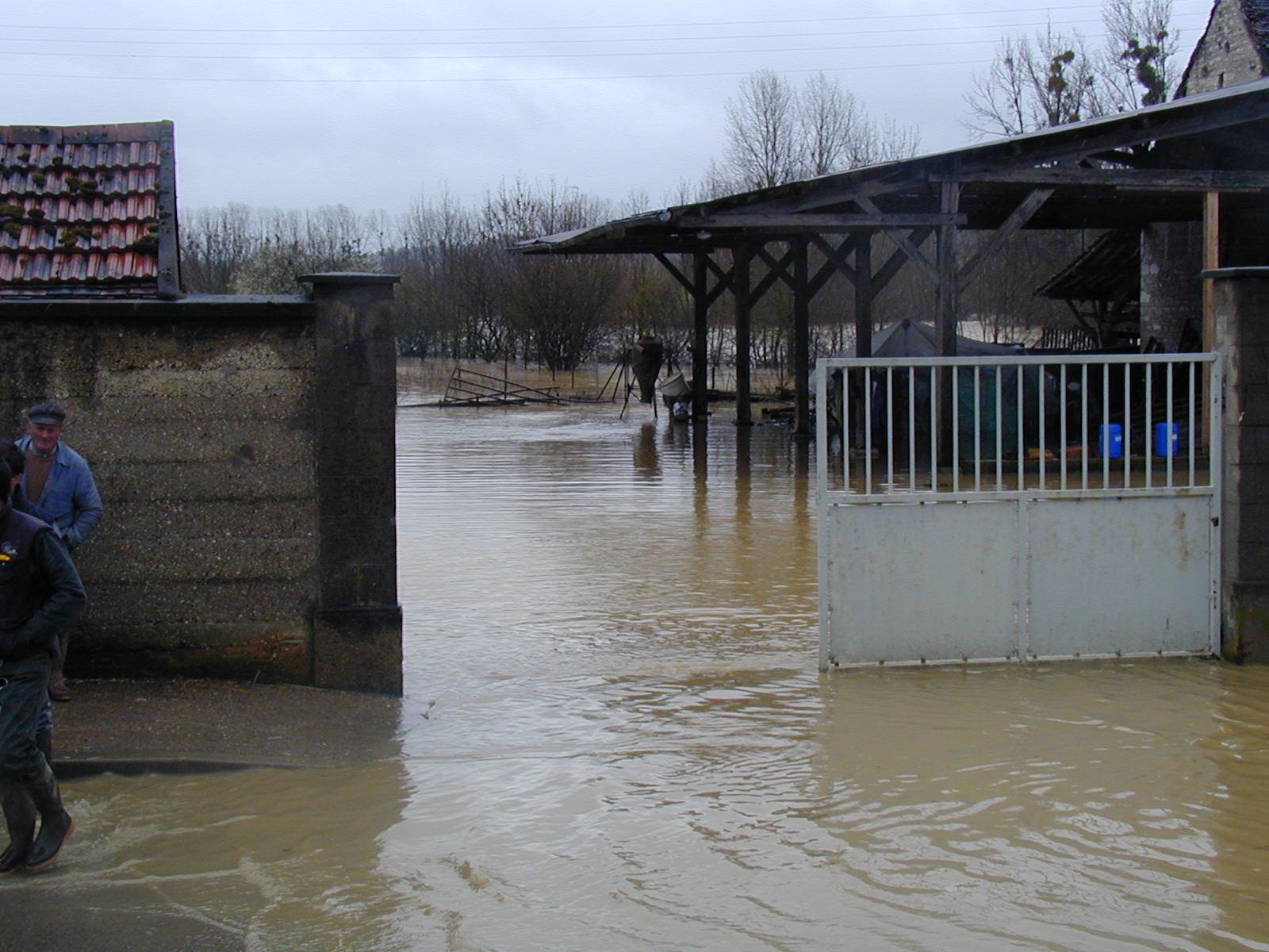 Crue de l'Armançon, en mars 2001, à Tonnerre, avenue Aristide Briand, dans l'Yonne