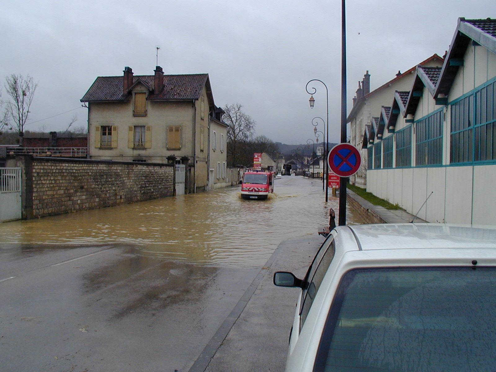 Crue de l'Armançon, en mars 2001, à Tonnerre, avenue Aristide Briand, dans l'Yonne