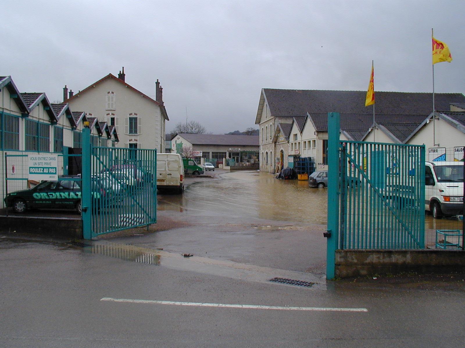 Crue de l'Armançon, en mars 2001, à Tonnerre, avenue Aristide Briand, dans l'Yonne