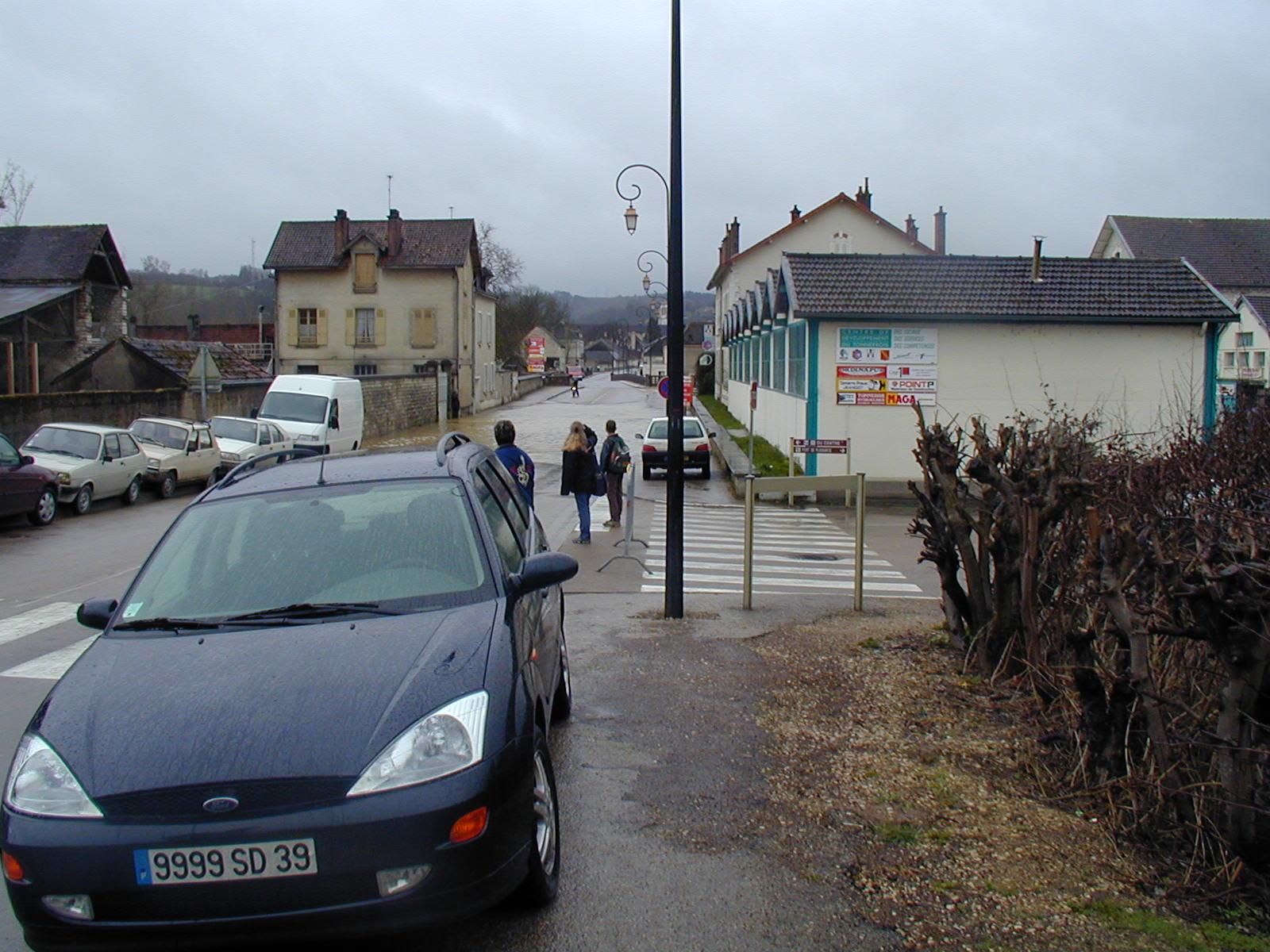 Crue de l'Armançon, en mars 2001, à Tonnerre, avenue Aristide Briand, dans l'Yonne