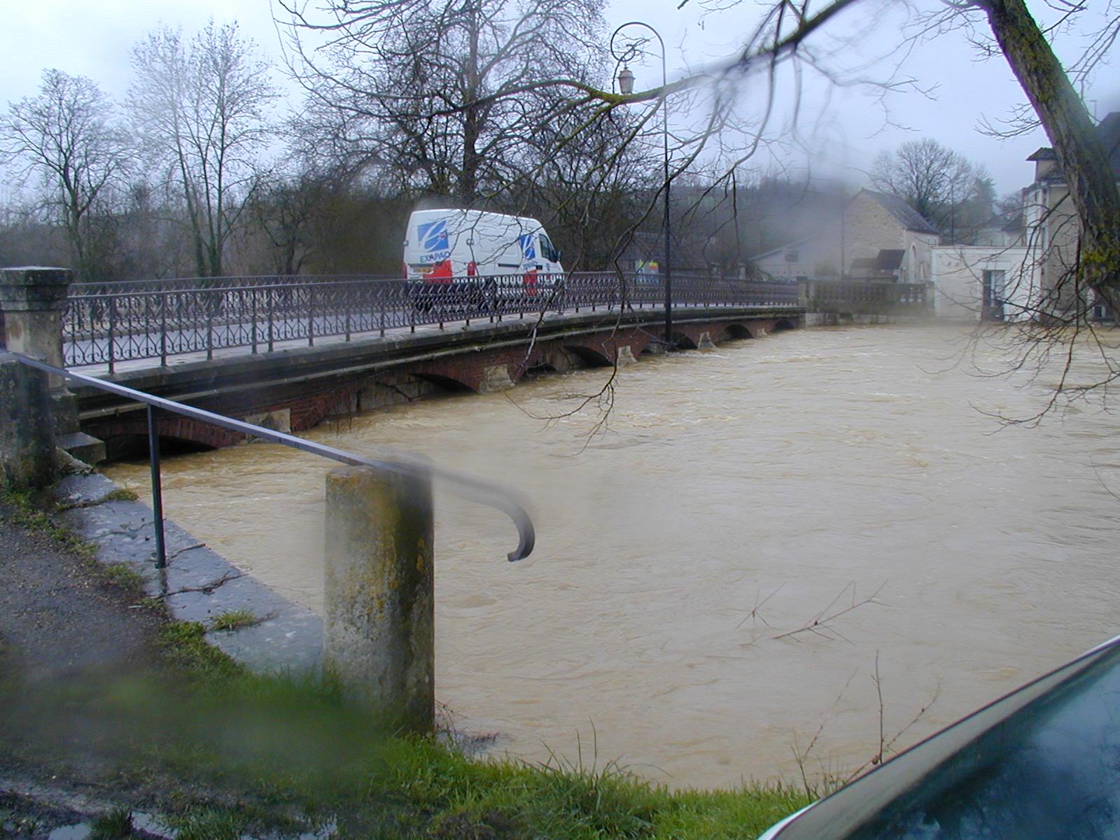 Crue de l'Armançon, en mars 2001, à Tonnerre, pont avenue Aristide Briand, dans l'Yonne