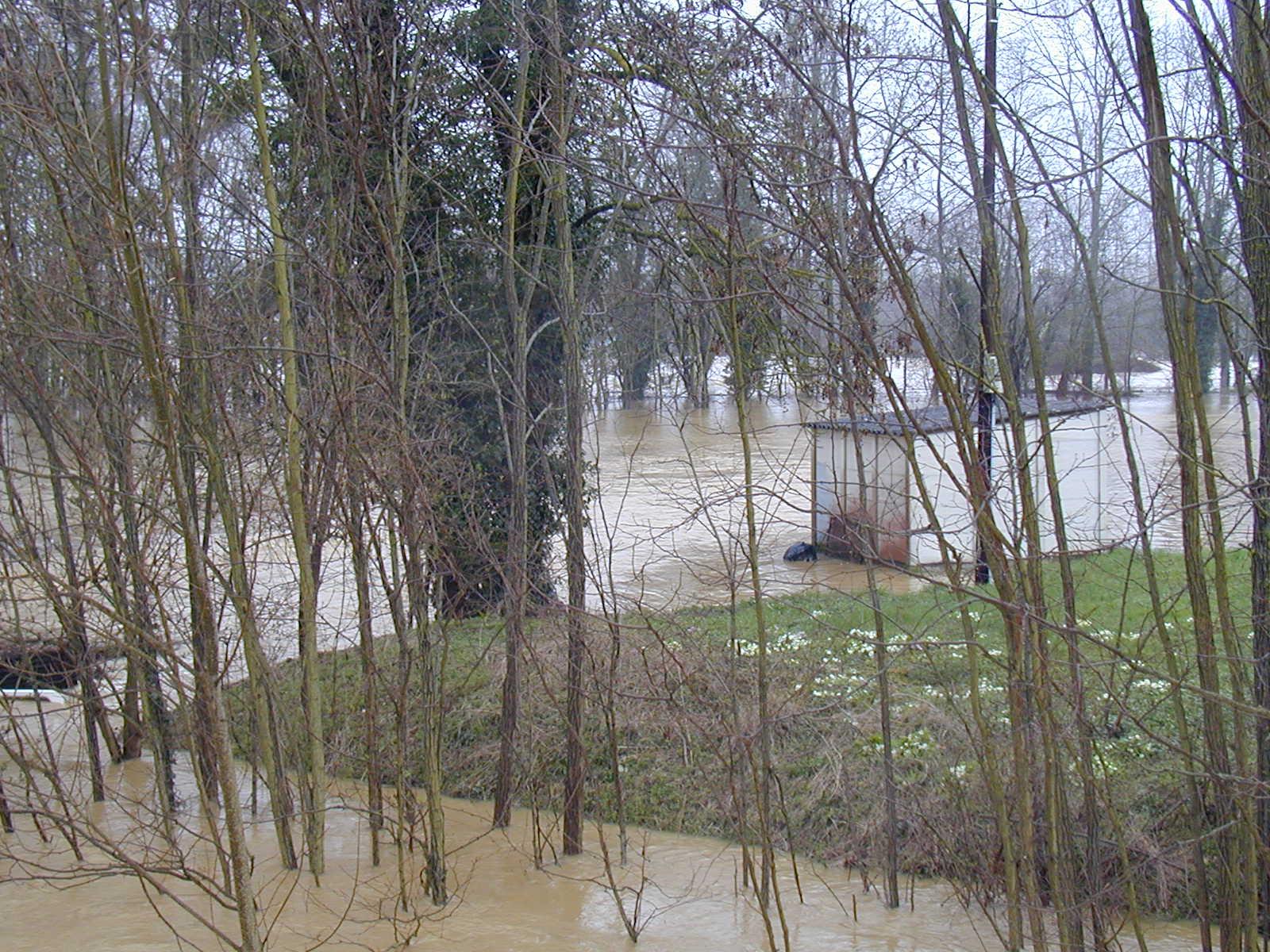 Crue de l'Armançon, en mars 2001, à Tonnerre, vue du pont rue du pont, dans l'Yonne