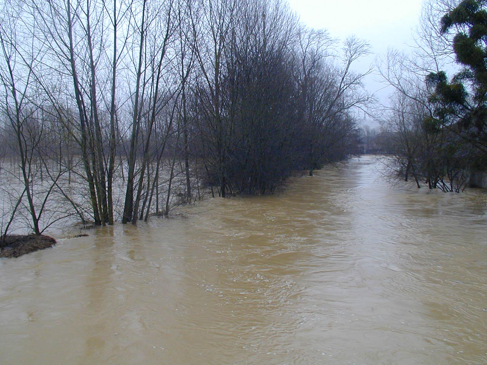 Crue de l'Armaçon, en mars 2001, à Tonnerre, vue du pont rue du pont, dans l'Yonne